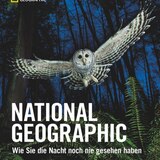 Die Magie der Nacht  Die Nacht ist grau, schwarz, unheimlich? Mitnichten. Wer in diesem Bildband blättert, erlebt die Schönheit dieser besonderen Tageszeit. Mit dem Bild eines Polarfuchses in der blauen Stunde, dem Foto einer leicht bekleideten Sambatänzerin beim Karneval in Brasilien, dem in der Dunkelheit ausbrechenden Vulkan Eyjafjallajökull auf Island, dem Flug einer Eule und einem Maya-Tempel in mystischem Licht. Viele Aufnahmen stammen von weltbekannten National Geographic-Fotografen, und oft nehmen sie den Betrachter durch ihre  besondere Stimmung gefangen. "Die Nacht ist seltsam und geheimnisvoll, wunderschön und romantisch, unheilvoll und furchterregend – und was bei Einbruch der Dunkelheit zum Vorschein kommt, fasziniert Künstler schon seit Jahrhunderten", erläutern Diane Cook und Len Jeshel im Begleittext. "Diese Seiten zeigen spannende Interpretationen vom Leben nach Einbruch der Dunkelheit."  "Wie Sie die Nacht noch nie gesehen haben", National Geographic, 400 Seiten, Preis: 39,99. Euro