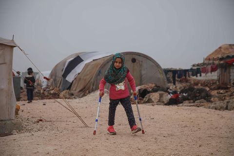 In rosafarbenem Pullover und passenden Sneakern geht Maja Merhi mit ruckartigen Schritten durch die steinigen Gassen