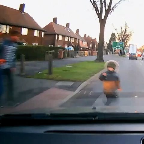 Junge entkommt dem Tod gleich zwei mal beim Verkehrsunfall