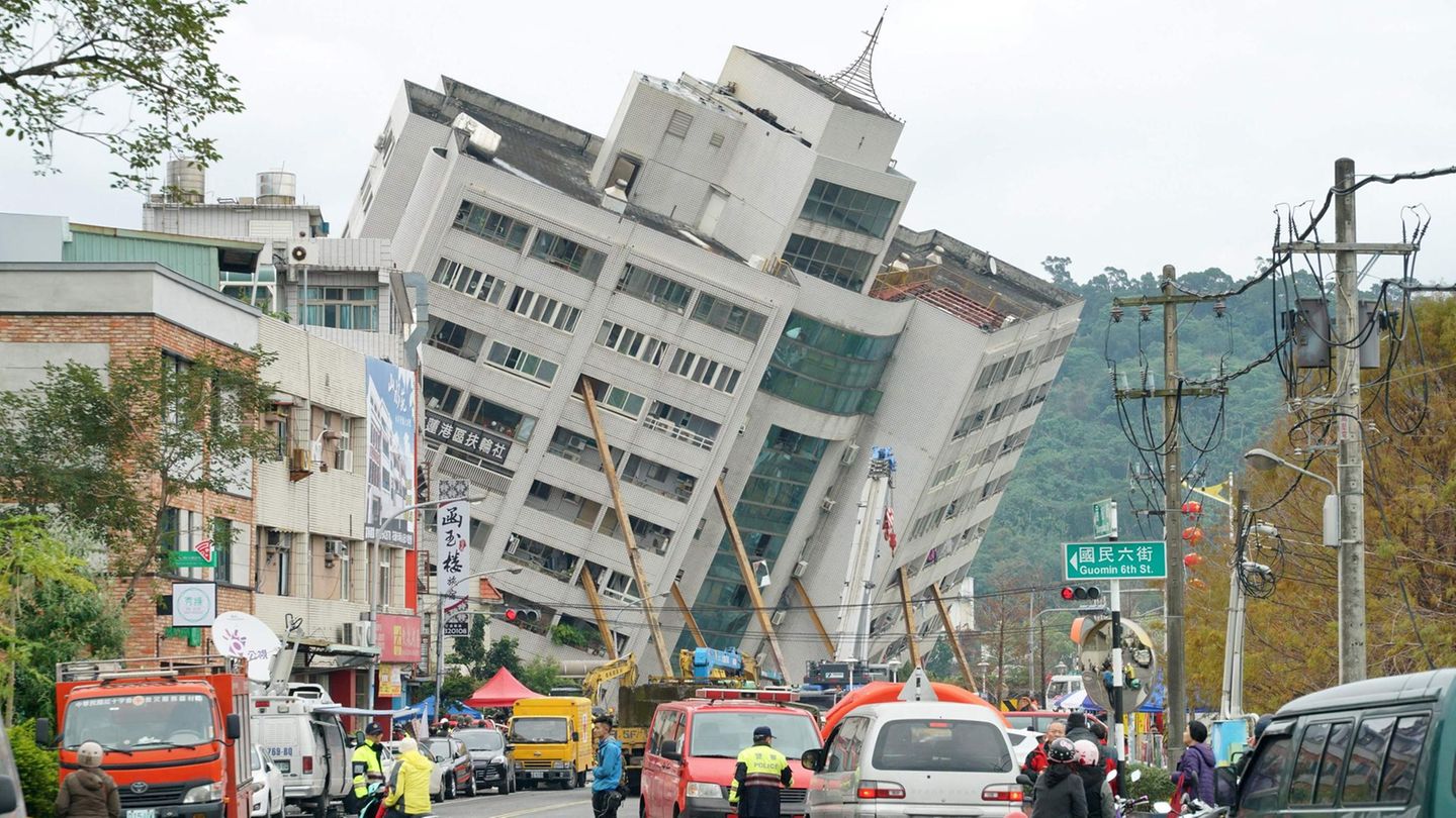Hualien, Taiwan. Verschüttete Menschen, halb eingestürzte Hochhäuser, aufgerissene Straßen: Nach dem verheerenden Erdbeben an der Ostküste Taiwans sind die Retter mit dem ganzen Ausmaß des Unglücks konfrontiert. Mindestens vier Menschen kamen ums Leben und 225 wurden verletzt. Vor allem die Stadt Hualien ist hart getroffen.