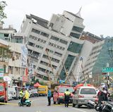Hualien, Taiwan. Verschüttete Menschen, halb eingestürzte Hochhäuser, aufgerissene Straßen: Nach dem verheerenden Erdbeben an der Ostküste Taiwans sind die Retter mit dem ganzen Ausmaß des Unglücks konfrontiert. Mindestens vier Menschen kamen ums Leben und 225 wurden verletzt. Vor allem die Stadt Hualien ist hart getroffen.