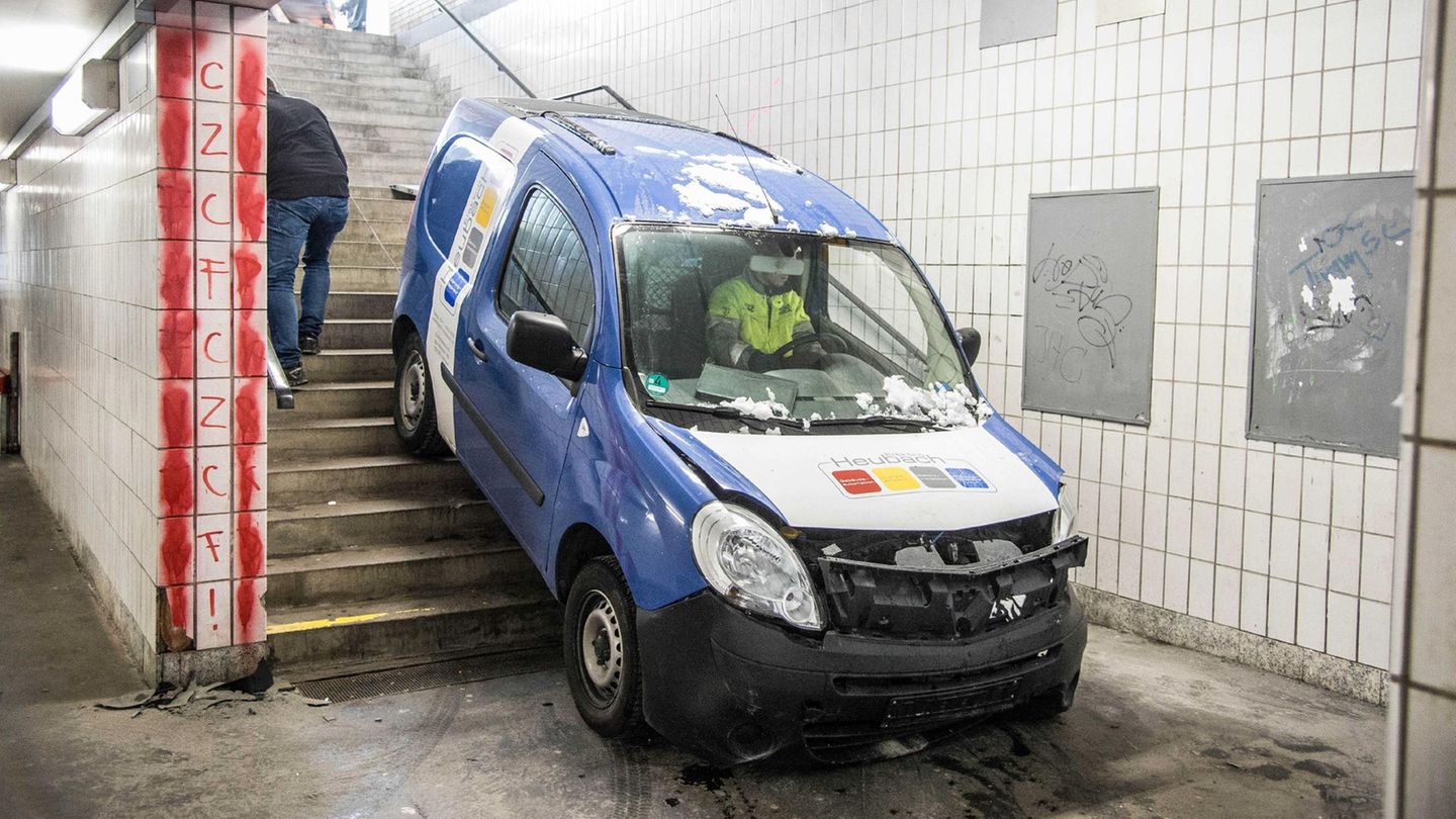 19. März: Bitte wenden. Esslingen, Baden-Württemberg: Falsch abgebogen. Ein 34-Jähriger ist mit seinem Wagen in die Fußgängerzone von Esslingen geraten. Dort wollte er - wenig überraschend - aber gar nicht hin. Laut Polizei gab der Mann an, eigentlich auf den Bahnhofsvorplatz abbiegen zu wollen. Eigentlich. Stattdessen beschleunigte er und landete - hier.