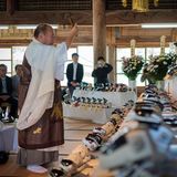 Isumi, China. Aibo, der Roboterhund, war in Japan mehr als nur ein spinnertes Spielzeug. 150.000 Exemplare des Plastik-Begleiters haben dankbare Abnehmer gefunden. Die ersten Aibos sind mittlerweile fast 20 Jahre alt - und werden nun beigesetzt: Der Priester Bungen Oi hält eine Begräbnisfeier für 100 der Robo-Dogs ab.