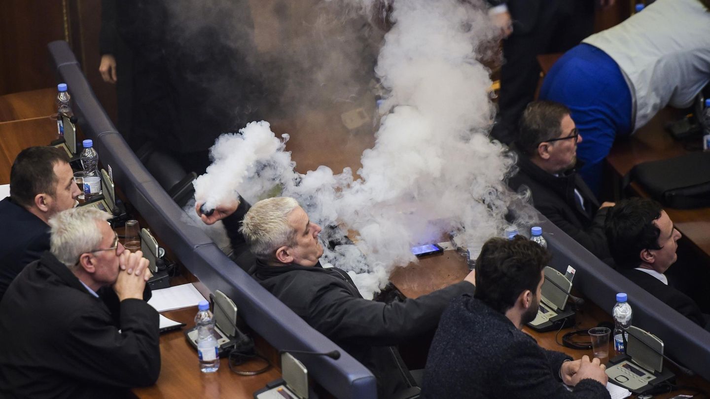 21. März: Heult doch! Pristina, Kosovo. So sieht Parlamentsarbeit im Kosovo aus. Ein Abgeordneter der Opposition wirft eine Tränengasgranate. Er will damit die Abstimmung über ein Grenzabkommen mit Montenegro verhindern. Nationalistische Abgeordnete haben in der Vergangenheit bereits mehrfach Tränengas eingesetzt, um Beschlüsse zu verhindern.