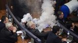 Pristina, Kosovo. So sieht Parlamentsarbeit im Kosovo aus. Ein Abgeordneter der Opposition wirft eine Tränengasgranate. Er will damit die Abstimmung über ein Grenzabkommen mit Montenegro verhindern. Nationalistische Abgeordnete haben in der Vergangenheit bereits mehrfach Tränengas eingesetzt, um Beschlüsse zu verhindern.