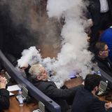 Pristina, Kosovo. So sieht Parlamentsarbeit im Kosovo aus. Ein Abgeordneter der Opposition wirft eine Tränengasgranate. Er will damit die Abstimmung über ein Grenzabkommen mit Montenegro verhindern. Nationalistische Abgeordnete haben in der Vergangenheit bereits mehrfach Tränengas eingesetzt, um Beschlüsse zu verhindern.