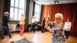 Stuttgart, Deutschland. Eine Teilnehmerin des "Cane Fu" Kurses schlägt mit einem Krückstock auf ein Polster. In "Cane Fu"-Kursen, das Wort ist eine Mischung aus Kung Fu und dem englischen Wort cane, für Gehstock, lernen Senioren die Selbstverteidigung mit einem Krückstock.