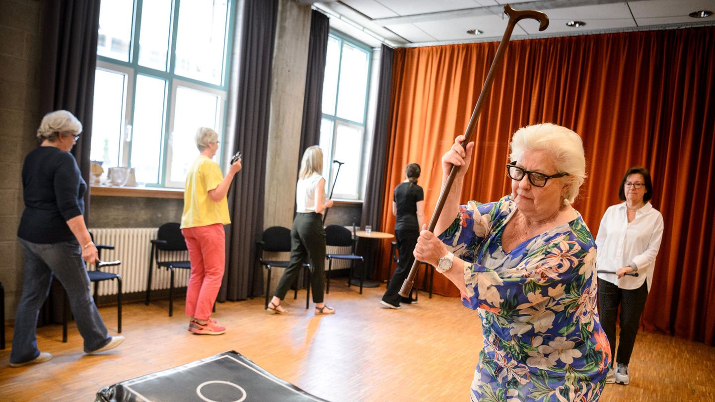 27. April: Achtung, Oma holt aus Stuttgart, Deutschland. Eine Teilnehmerin des "Cane Fu" Kurses schlägt mit einem Krückstock auf ein Polster. In "Cane Fu"-Kursen, das Wort ist eine Mischung aus Kung Fu und dem englischen Wort cane, für Gehstock, lernen Senioren die Selbstverteidigung mit einem Krückstock.