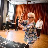 Stuttgart, Deutschland. Eine Teilnehmerin des "Cane Fu" Kurses schlägt mit einem Krückstock auf ein Polster. In "Cane Fu"-Kursen, das Wort ist eine Mischung aus Kung Fu und dem englischen Wort cane, für Gehstock, lernen Senioren die Selbstverteidigung mit einem Krückstock.