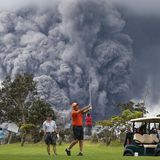 Big Island, USA. Als echter Hawaiianer lässt man sich doch nicht wegen eines bisschen Vulkanausbruch vom Golfen abhalten. Experten glauben, dass der Kilauea möglicherweise vor einer größeren Eruption steht.