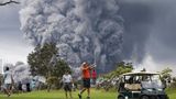 Big Island, USA. Als echter Hawaiianer lässt man sich doch nicht wegen eines bisschen Vulkanausbruch vom Golfen abhalten. Experten glauben, dass der Kilauea möglicherweise vor einer größeren Eruption steht.
