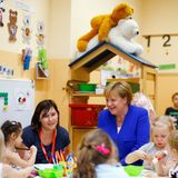 Köln, Deutschland. Angela Merkel zu Besuch in einem Caritas-Kindergarten in Köln. Auf den ersten Blick Routine. Artige Kinder, eine lachende Kanzlerin. Aber ja, ein kleines Detail verwundert schon etwas auf diesem Bild. Die Frage muss erlaubt sein: Können sich diese Bären nicht einmal in Anwesenheit der mächtigsten Frau der Welt benehmen? In den meisten Medien erschien nur ein Ausschnitt des Fotos, auf dem diese Kuscheltiere nicht zu sehen sind. Vermutlich aus Respekt für die Privatsphäre der Bären.