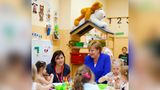 Köln, Deutschland. Angela Merkel zu Besuch in einem Caritas-Kindergarten in Köln. Auf den ersten Blick Routine. Artige Kinder, eine lachende Kanzlerin. Aber ja, ein kleines Detail verwundert schon etwas auf diesem Bild. Die Frage muss erlaubt sein: Können sich diese Bären nicht einmal in Anwesenheit der mächtigsten Frau der Welt benehmen? In den meisten Medien erschien nur ein Ausschnitt des Fotos, auf dem diese Kuscheltiere nicht zu sehen sind. Vermutlich aus Respekt für die Privatsphäre der Bären.