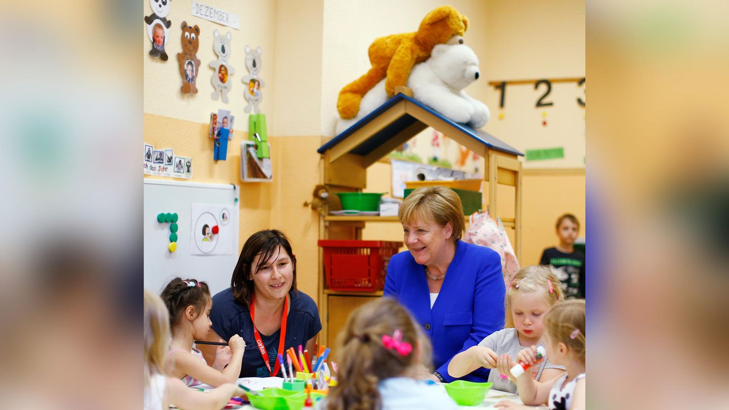 18. Juli: Die Kanzlerin ist zu Besuch - und dann benehmen sich die Kuscheltiere SO? Köln, Deutschland. Angela Merkel zu Besuch in einem Caritas-Kindergarten in Köln. Auf den ersten Blick Routine. Artige Kinder, eine lachende Kanzlerin. Aber ja, ein kleines Detail verwundert schon etwas auf diesem Bild. Die Frage muss erlaubt sein: Können sich diese Bären nicht einmal in Anwesenheit der mächtigsten Frau der Welt benehmen? In den meisten Medien erschien nur ein Ausschnitt des Fotos, auf dem diese Kuscheltiere nicht zu sehen sind. Vermutlich aus Respekt für die Privatsphäre der Bären.