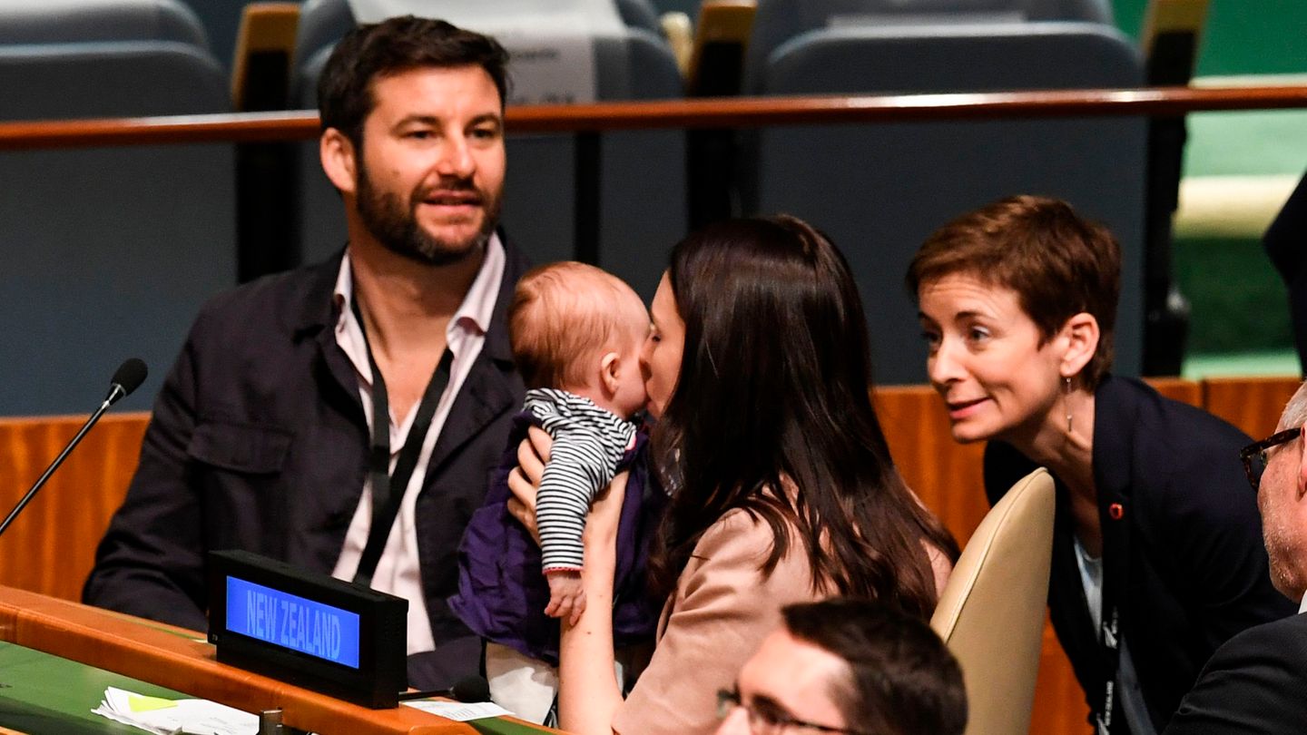 New York, USA. Eine außergewöhnliche Premiere erlebte die UN-Vollversammlung. Das "First Baby" von Neuseeland, Neve Gayford, war mit ihrer Mutter, der neuseeländischen Premierministerin Jacinda Ardern, zu Gast in der ehrwürdigen Versammlung. Vater Clarke Gayford veröffentlichte auf Twitter sogar den UN-Ausweis seiner Tochter. Er schrieb dazu: "Ich wünschte, ich hätte den verwirrten Ausdruck einiger japanischer Vertreter festhalten können, als sie gestern in einen UN-Konferenzraum kamen, in dem gerade die Windel gewechselt wurde."
