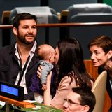New York, USA. Eine außergewöhnliche Premiere erlebte die UN-Vollversammlung. Das "First Baby" von Neuseeland, Neve Gayford, war mit ihrer Mutter, der neuseeländischen Premierministerin Jacinda Ardern, zu Gast in der ehrwürdigen Versammlung. Vater Clarke Gayford veröffentlichte auf Twitter sogar den UN-Ausweis seiner Tochter. Er schrieb dazu: "Ich wünschte, ich hätte den verwirrten Ausdruck einiger japanischer Vertreter festhalten können, als sie gestern in einen UN-Konferenzraum kamen, in dem gerade die Windel gewechselt wurde."