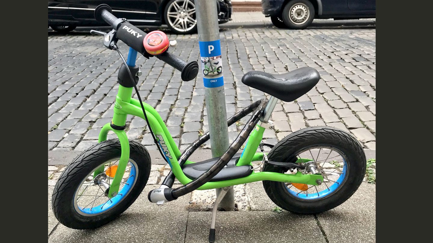 26. September: Parkplatz der besonderen Art Wiesbaden, Deutschland. Man muss nur einfallsreich sein: Jemand hat das Laufrad eines Kindes an einen Laternenmast angekettet. An dem Mast wurde ein Aufkleber angebracht, der ein angekettetes hellgrünes Laufrad für Kleinkinder zeigt. Über dem Foto steht auf blauem Grund ein weißes P - darunter das Wort "only" - nur.