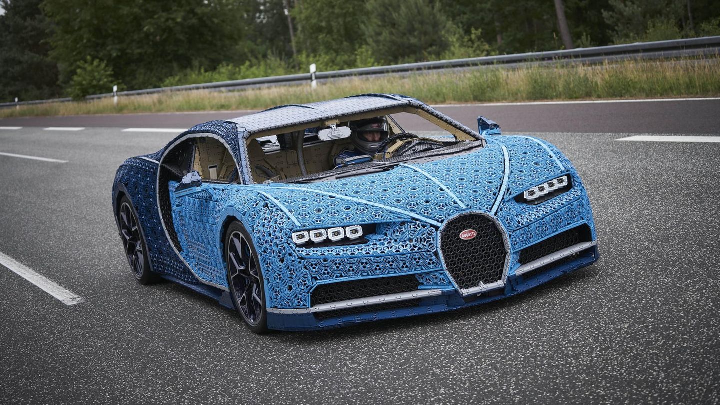 Billund, Dänemark. Designer und Techniker des Unternehmens Kladno haben das Kunststück vollbracht, einen Bugatti Chiron nur aus Lego in Originalgröße nachzubauen. Dazu mussten sie über eine Millionen Lego-Technik-Elemente ineinanderstecken. Auch fahren kann der blaue Flitzer. Die Techniker griffen für den Antrieb auf 2.304 Motoren und 4.032 Zahnrädern zurück, die den üblichen Bausätzen beiliegen. 5,3 PS soll der Sportwagen unter der Haube haben, bei einem Gewicht von 1,5 Tonnen.
