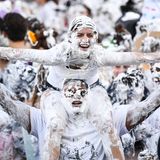 St. Andrews, Schottland. Schmieriger Start an der Uni: Erstsemester werden zur Begrüßung von älteren Studenten mit einer Mischung aus Rasierschaum und Mehl eingeseift und so in die "akademische Familie" aufgenommen. Die Neuankömmlinge "bedanken" sich für das Aufnahmeritual traditionell mit einem Sack Rosinen.