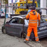 Ein Auto steht in einem frisch betonierten Stück Straße