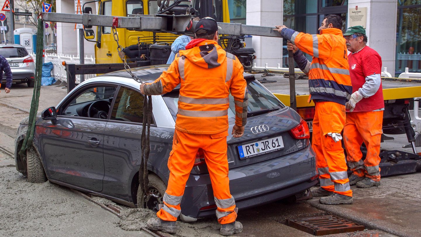 12. November: Versunkene Wege Ein Auto steht in einem frisch betonierten Stück Straße