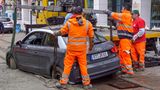 Ein Auto steht in einem frisch betonierten Stück Straße