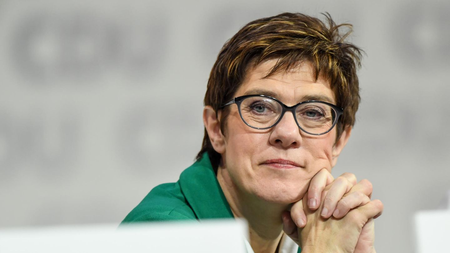 Kramp Karrenbauer Taucht In Der Ganzen Welt Auf Und Wird Kurios Ausgesprochen Stern De