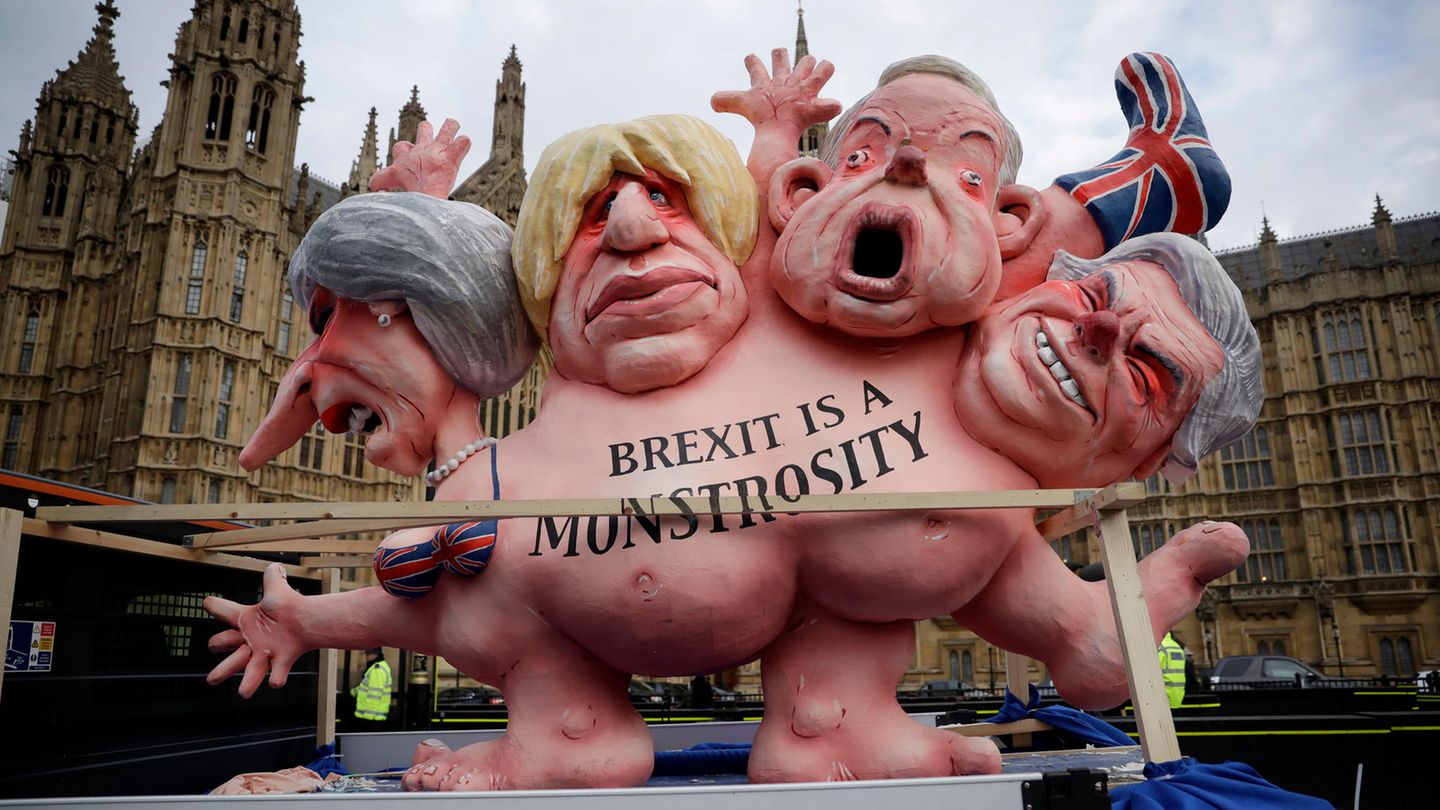Die britische Premierministerin hat die Abstimmung über den Brexit vertagt – Demonstranten nehmen das Gezerre mit einer Skulptur aufs Korn