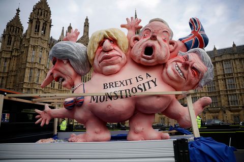 Die britische Premierministerin hat die Abstimmung über den Brexit vertagt – Demonstranten nehmen das Gezerre mit einer Skulptur aufs Korn