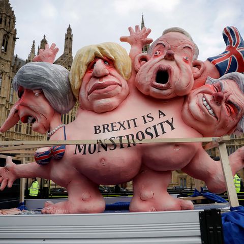 Die britische Premierministerin hat die Abstimmung über den Brexit vertagt – Demonstranten nehmen das Gezerre mit einer Skulptur aufs Korn