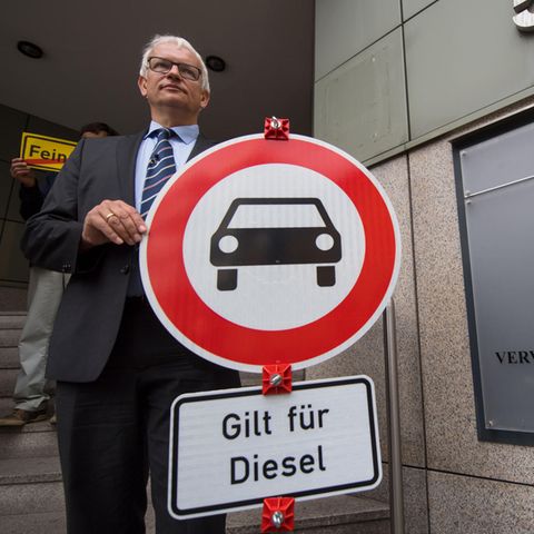 Jürgen Resch, Bundesgeschäftsführer der Deutschen Umwelthilfe, mit einem Verbotsschild für Dieselfahrzeuge