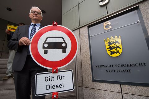 Jürgen Resch, Bundesgeschäftsführer der Deutschen Umwelthilfe, mit einem Verbotsschild für Dieselfahrzeuge