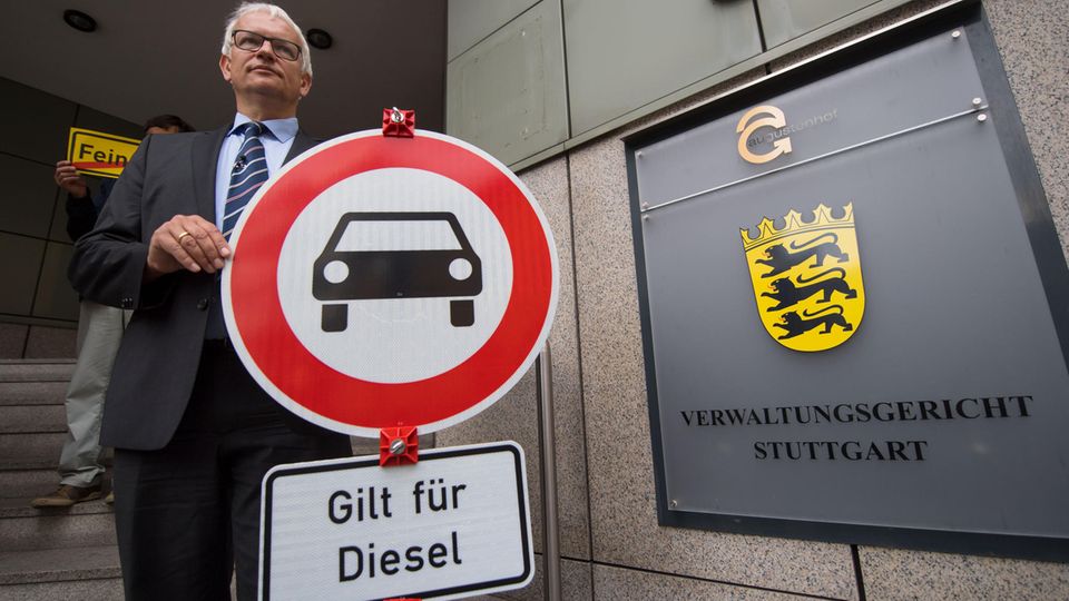 Jürgen Resch, Bundesgeschäftsführer der Deutschen Umwelthilfe, mit einem Verbotsschild für Dieselfahrzeuge