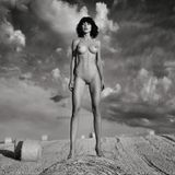 Akt-Kalender 2019: Ob als Hippie oder Wildling: Milo Moiré führt durch das neue Jahr