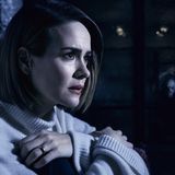 Horror-Serie  American Horror Story "Cult" auf Netflix  Die Serie startet mit der amerikanischen Präsidentschaftswahl im Jahr 2016. Nachdem Trump die Wahl gewinnt, herrscht große Unsicherheit in der Bevölkerung. Kai Anderson, einer der Hauptdarsteller, macht sich die Angst zu Nutzen und gründet einen Kult. Dieser versetzt mit Horror-Clown-Kostümen die Bevölkerung von Brookfield Heights in Angst und Schrecken. Übersinnliches, dass Fans aus den ersten 6 Staffeln gewohnt sind, kommt in "Cult" nicht mehr vor. Der Horror fokussiert sich ganz auf die realen Ängste der Menschen, was die Staffel aber nicht weniger attraktiv macht.   Binge Faktor: ♥♥♥ Der Auftakt der Staffel ist richtig spannend und schon nach der ersten Folge möchte man wissen, wie es weiter geht. Auf Sky läuft derzeit schon "Apocalypse", die achte Staffel von AHS. Wer also richtig angefixt wird, kann direkt weitersuchten. 