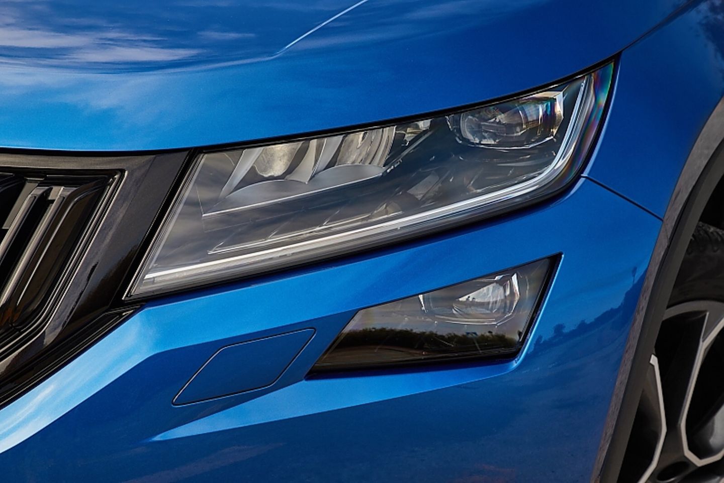 Der Skoda Kodiaq RS kommt serienmäßig mit LED-Scheinwerfern