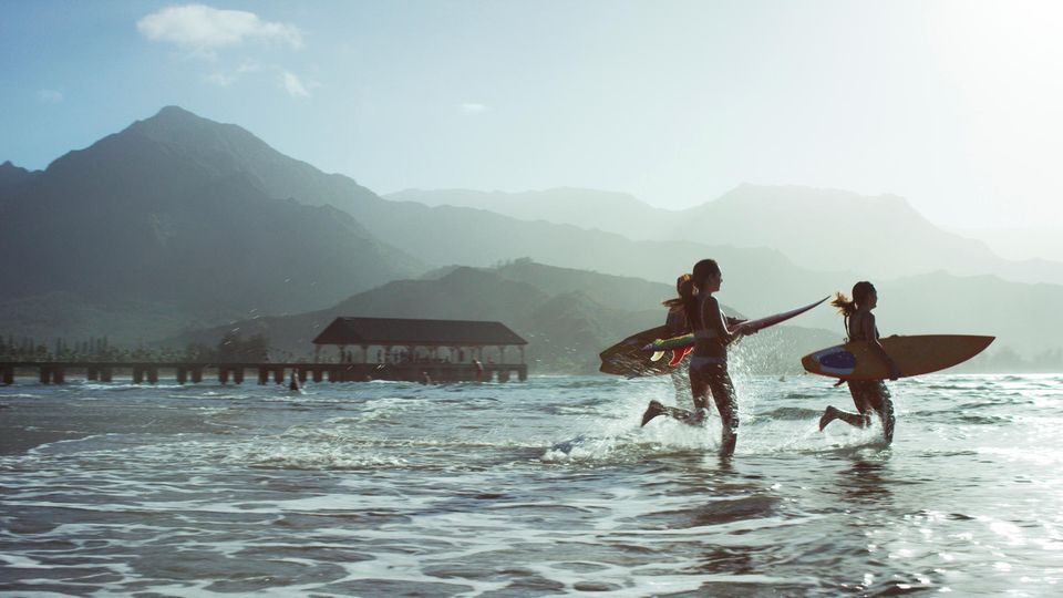 Die Wellen kommen in Hawaii von weither über den Pazifik: An der Küste von Waimea türmen sie sich haushoch auf. Geübte Surfer finden hier von November bis Februar erstklassige Bedingungen.