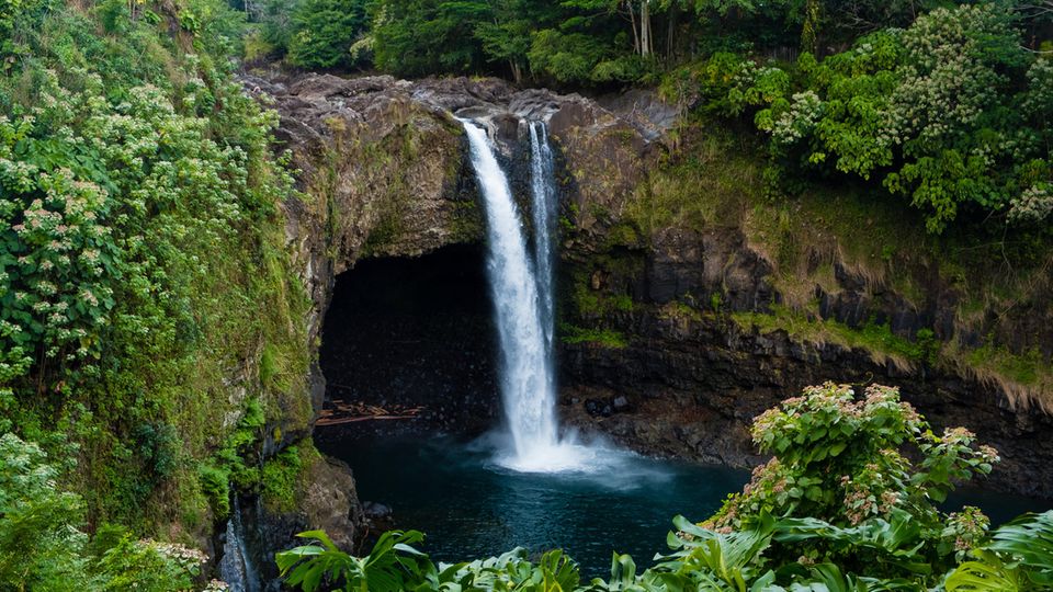 Einer von vielen Wasserfällen auf den Hawaii-Inseln