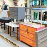 Die meisten Möbelstücke bekommen einen neuen Anstrich.