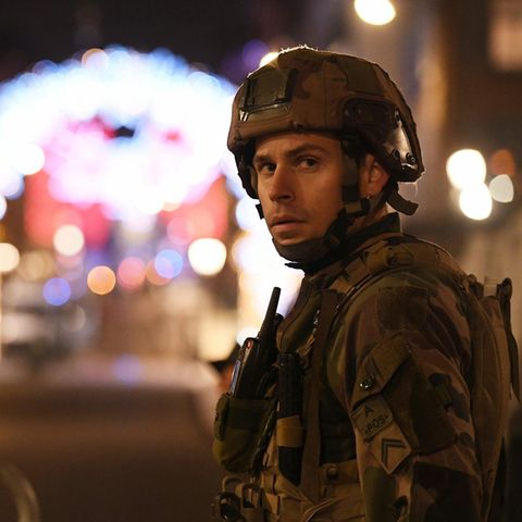 Soldat vor dem Weihnachtsmarkt in Straßburg