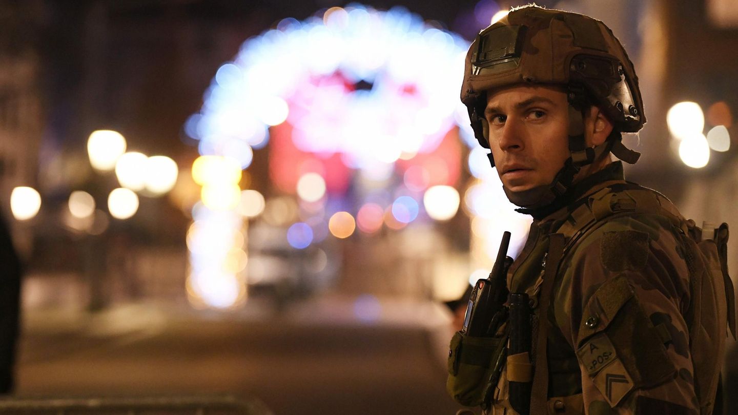 Soldat vor dem Weihnachtsmarkt in Straßburg
