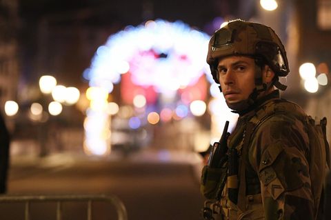 Soldat vor dem Weihnachtsmarkt in Straßburg