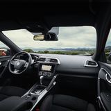 Der Innenraum vorne ist luftig