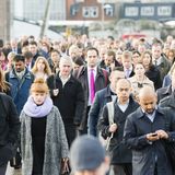 Arbeitslosenversicherung: Beitrag sinkt  Der Beitrag zur Arbeitslosenversicherung sinkt von drei Prozent auf 2,5 Prozent des Bruttoeinkommens. Wie bisher tragen Arbeitnehmer und Arbeitgeber davon jeweils die Hälfte, also nun je 1,25 Prozent, und zwar bis zur Beitragsbemessungsgrenze von 6.700 Euro Monatseinkommen im Westen bzw. 6150 Euro im Osten.