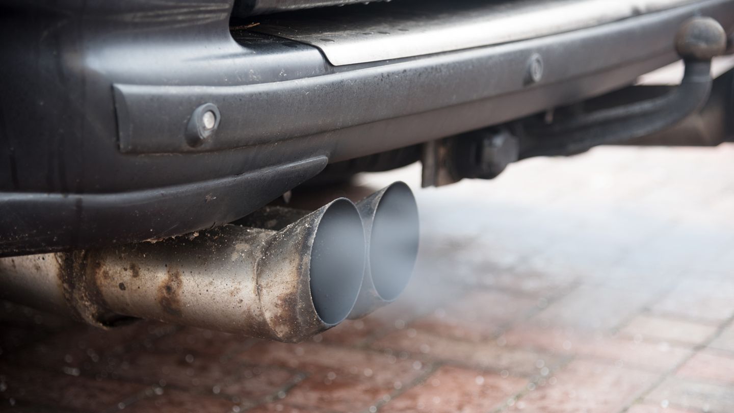 Finanzen, Telefonieren, Fahrverbote: Neue Diesel-Fahrverbote 2019 treten weitere Diesel-Fahrverbote in Kraft. In Stuttgart (ab 1. Januar), Frankfurt (1. Februar), Bonn (1. April), Köln (1. April, Verschärfung ab 1. September), Essen (1. Juli) und Gelsenkirchen (1. Juli) werden ältere Diesel-Fahrzeuge aus Teilen der Stadt ausgesperrt. Auch in Berlin und Mainz drohen noch 2019 Fahrverbote. Neue Diesel-Fahrverbote 2019 treten weitere Diesel-Fahrverbote in Kraft. In Stuttgart (ab 1. Januar), Frankfurt (1. Februar), Bonn (1. April), Köln (1. April, Verschärfung ab 1. September), Essen (1. Juli) und Gelsenkirchen (1. Juli) werden ältere Diesel-Fahrzeuge aus Teilen der Stadt ausgesperrt. Auch in Berlin und Mainz drohen noch 2019 Fahrverbote.
