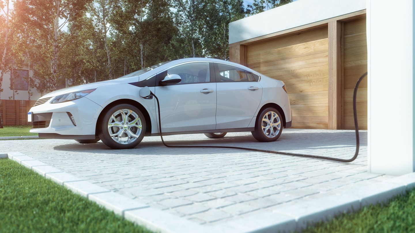 Warnsignal für E-Autos  Ab 1. Juli 2019 müssen neue Typen von Elektro- und Hybridautos mit einem akustischen Warnsignal ausgestattet werden, um Fußgänger und Radfahrer besser zu schützen. Bereits bestehende geräuschlose E-Autos dürfen aber zunächst weiter verkauft werden. Erst Mitte 2021 wird der Warnton für alle E-Neuwagen Pflicht.