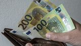 Neue 100- und 200-Euro-Scheine  Ab dem 28. Mai 2019 gibt die Europäische Zentralbank neue 100- und 200-Euro-Scheine heraus. Die neuen Banknoten enthalten neue Sicherheitsmerkmale, die Geldfälschern das Leben schwerer machen sollen, und komplettieren die überarbeitete Generation von Euro-Banknoten. Praktischer Vorteil für Verbraucher: Die neuen Hunderter und Zweihunderter sind kleiner und passen besser ins Portemonnaie.