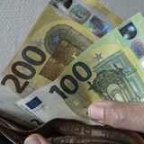 Neue 100- und 200-Euro-Scheine  Ab dem 28. Mai 2019 gibt die Europäische Zentralbank neue 100- und 200-Euro-Scheine heraus. Die neuen Banknoten enthalten neue Sicherheitsmerkmale, die Geldfälschern das Leben schwerer machen sollen, und komplettieren die überarbeitete Generation von Euro-Banknoten. Praktischer Vorteil für Verbraucher: Die neuen Hunderter und Zweihunderter sind kleiner und passen besser ins Portemonnaie.