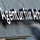 Hartz IV-Sätze steigen leicht  Die Regelsätze für Arbeitslosengeld II und Sozialhilfe leicht an. So erhält ein Alleinstehender ab 1. Januar 424 Euro im Monat (plus acht Euro), bei Paaren sind es nun 382 Euro (plus sieben Euro). Die Regelsätze werden jedes Jahr auf Grundlage der Entwicklung von Löhnen und Preisen automatisch angepasst.