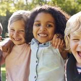 Kindergeld steigt  Ab 1. Juli 2019 erhalten Eltern für jedes Kind zehn Euro mehr Kindergeld im Monat. Der Kinderfreibetrag, den Eltern ab einem bestimmten Einkommen anstelle des Kindergeldes erhalten, steigt schon ab Januar von 4788 Euro auf 4980 Euro.